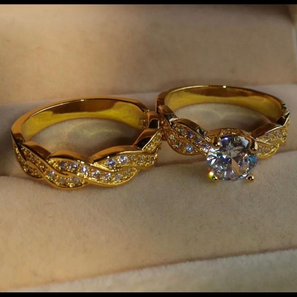 New 18k yellow gold wedding ring set